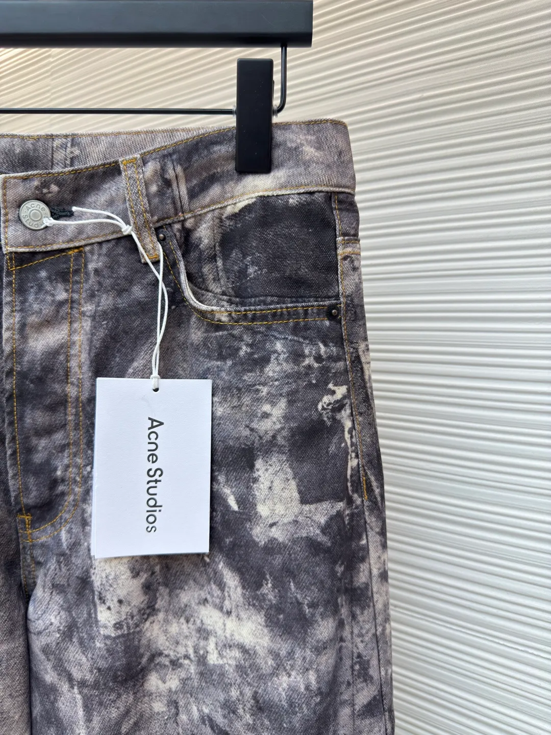Acne Studios 3D printed jeans ●Item number: 1680127-A75 ●Fabric: brushed and non-elastic ●Technology: 3D printing ●Version: fitted fit ●Size: 44-46-48-50-52 ●Description: Brushed non-elastic fabric can produce a 3D effect. The difficulty is to correct the printing details eight times before and after, adjust the color six times, and then use laser burning to position and cut. This series is quite complicated. It can be matched with the same style to create a fashionable look and control various occasions. Customized accessories, three complete standards, the same style for men and women!